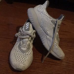 Adidas Alphabounce tennis shoes